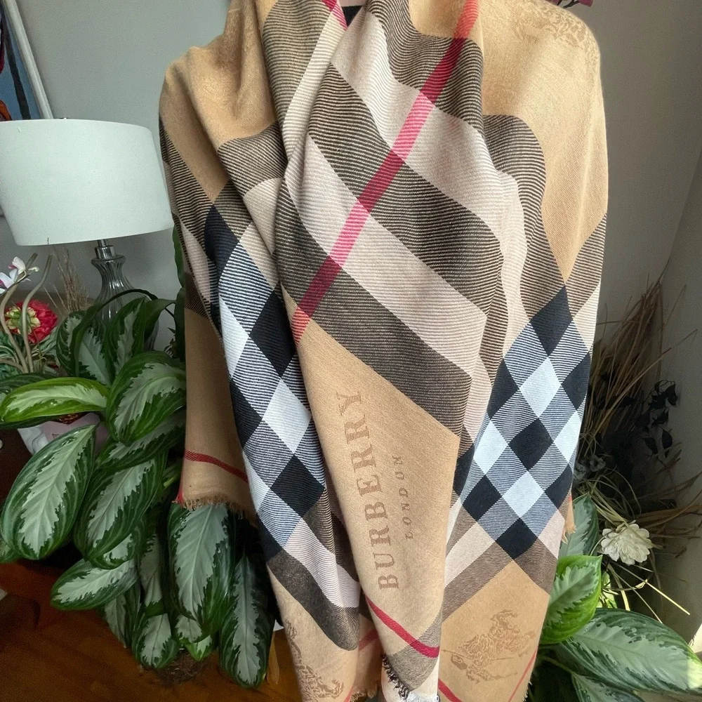 Burberry Prorsum Wrap Shawl. - Picture 7 of 16
